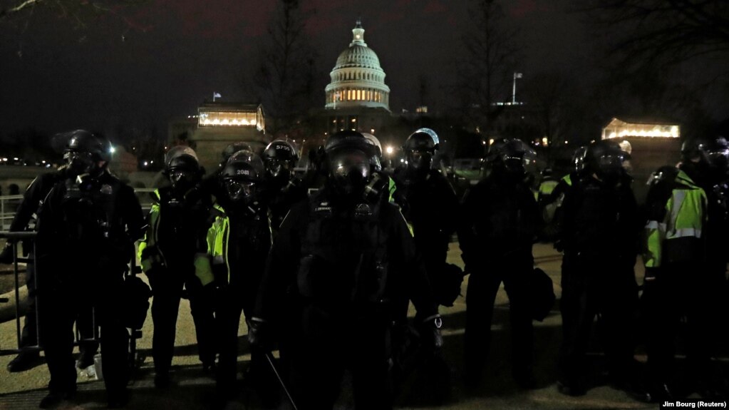 Пристигналите след няколко часа полицейски подкрепления изведоха от Конгреса всички привърженици на Тръмп