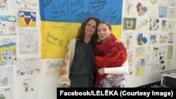 Лелека разом з волонтеркою Вікторією