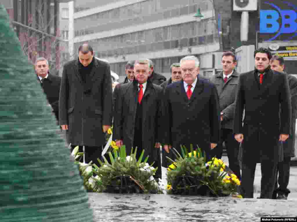 Povodom obilježavanja Dana državnosti BiH položeni vijenci na Spomen-obilježje ubijenoj djeci opkoljenog Sarajeva 1992.-1995.