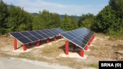 Panourile solare pot fi montate atât pe acoperișul unei case, cât și în curtea imobilului