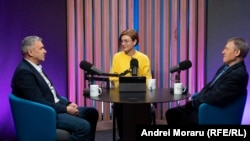 Eugenia Crețu, gazda podcastului „Dincolo de știri”, alături de analiștii Nicolae Negru (dreapta) și Igor Boțan, în studioul Europei Libere de la Chișinău.