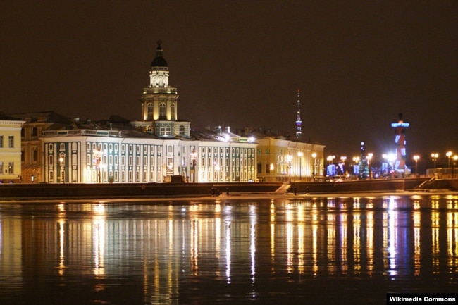 Вид на Кунсткамеру с Адмиралтейской набережной Санкт-Петербурга
