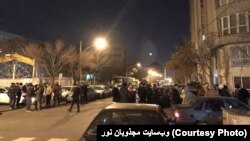 وبسایت مجذوبان نور: انتشار برخی گزارش‌ها درباره تصمیم نهادهای امنیتی در برخورد با نورعلی تابنده، نگرانی‌ها در میان دراویش را افزایش داده است