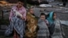 Фото REUTERS. Діти дивляться на свій зруйнований російським обстрілом будинок у Києві. Україна. 28 серпня 2025 року