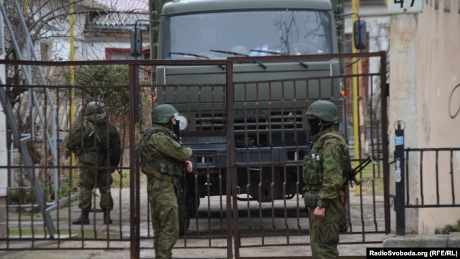 Российские военные на улицах Симферополя, март 2014 года
