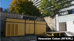 Un generator de curent electric, pe bază de motorină, instalat la Spitalul Clinic Republican în urma crizelor de curent de la începutul invaziei rusești la scară largă în Ucraina, în 2022