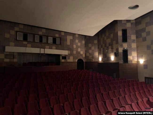 Salla e zbrazur në Teatrin Kombëtar.