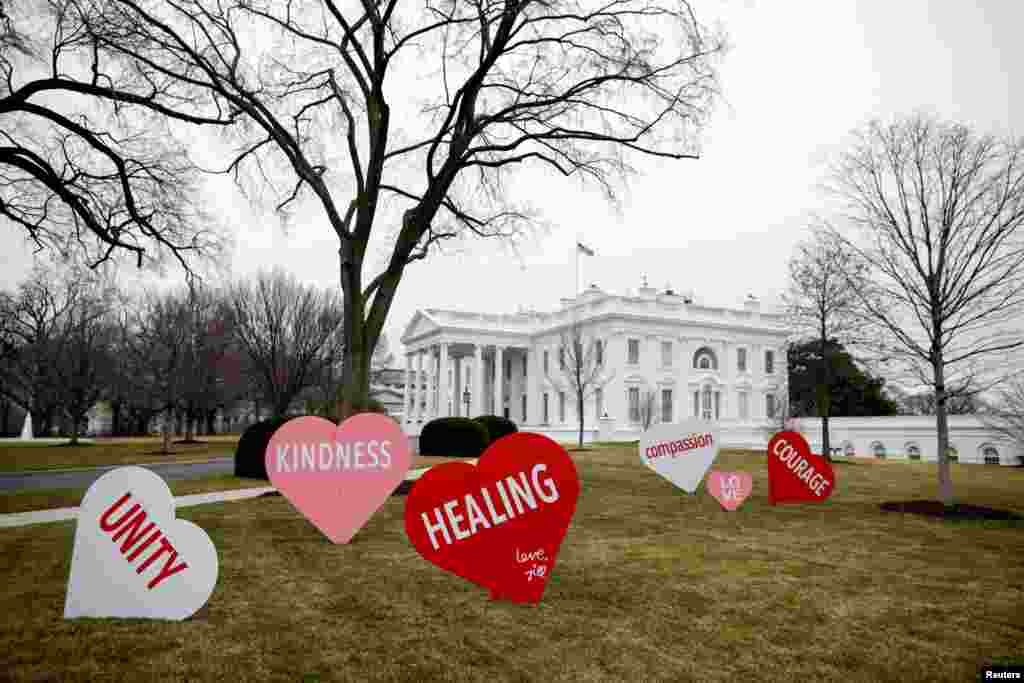 Украшения на День святого Валентина на Северной лужайке Белого дома в Вашингтоне, США, 12 февраля 2021 года