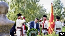 Архивска фотографија Премиерот Зоран Заев положи свежо цвеќе на вечните почивалишта на претседателите на РМ, Киро Глигоров 