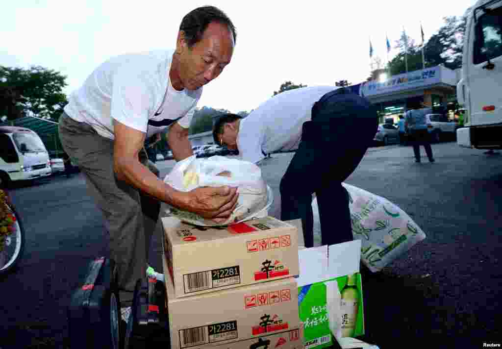 کره&zwnj;ای&zwnj;ها در حال انتقال مواد غذایی به پناهگاهی در یان&zwnj;چان.