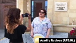 Xədicə İsmayıl prokurorluqda dindirildikdən sonra. 19 iyun 2017