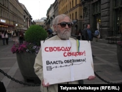 Одиночный пикет в поддержку Олега Сенцова. Петербург, 26 августа 2015 года