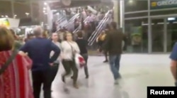 Люди бегут в панике после взрыва в концертном зале "Манчестер Арена"