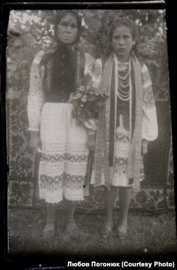 Василина та Ганна Піддубій, мама і молодша сестра. Фото: приватний архів Любові Погонюк, оцифровано ГО «Після тиші»