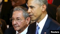 Рауль Кастро и Барак Обама перед открытием саммита в Панаме, 10 апреля 2015 г. 