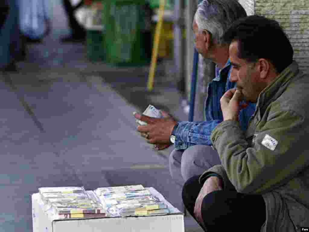Iran - Ulična mjenjačnica - Crna berza novca radi u Teheranu u pješačkoj zoni.Novac izložen na kartonskim kutijama,svjedoči o ekonomskoj krizi u Iranu. 