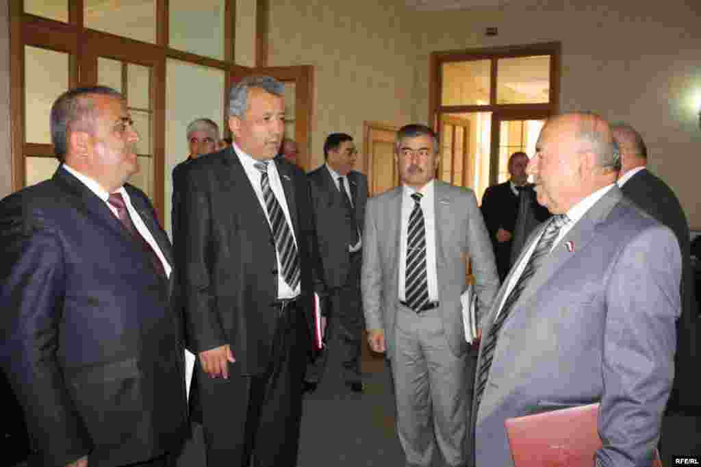 Он сӯи девори парлумон #79