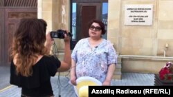 Xədicə İsmayıl prokurorluqda dindirildikdən sonra. 19 iyun 2017