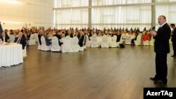 İlham Əliyev ATƏT-in Parlament Assambleyasının Bakıda keçirilən sessiyasında iştirak edənlər üçün verilən şam yeməyində çıxış edir. 28 oktyabr 2014