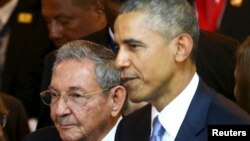 Барак Обама (у) һәм Рауль Кастро