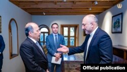 Kabul, Afghanistan: Afghanistan foreign minister Haneef Atmar (right) talks to Pakistan ambassador to Kabul (left) 