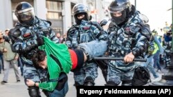 Moskvada 10 avqust mitinqinin dağıdılması