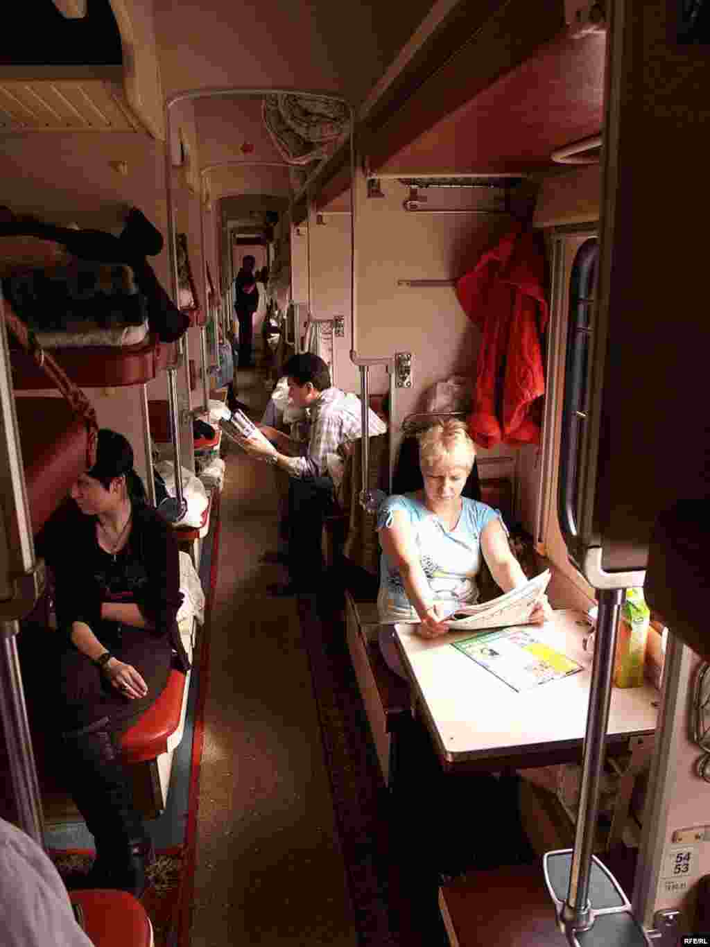 Russia -- Passengers in train from Moscow to Kaliningrad, Apr2007 Val - Yewropa Berlegeneñ kiñäyüe, bigräk tä Rusiä belän Kaliningrad arasında säfär itüçelär öçen, östämä mäşäqätlär tudırdı.