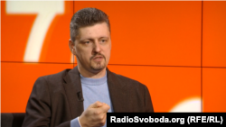 «Парламент перетворили просто на об’єкт. Він не має суб’єктності. В парламентсько-президентській республіці це нонсенс, навіть за умов правового режиму воєнного стану», – Рейтерович