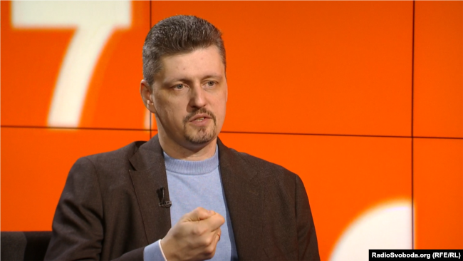 «Парламент перетворили просто на об’єкт. Він не має суб’єктності. В парламентсько-президентській республіці це нонсенс, навіть за умов правового режиму воєнного стану», – Рейтерович