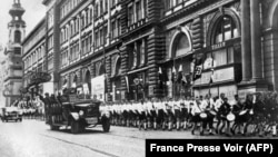 Німецькі нацистські війська і юні нацисти марширують вулицею Відня після аншлюсу, 15 березня 1938 року