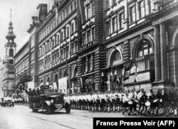 Trupe naziste mărșăluind la Viena după anexare Austriei, cunoscută şi ca „Anschluss”. 15 martie 1938