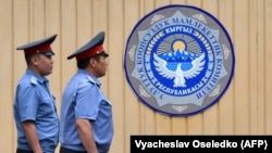 Сотрудники правоохранительных органов Киргизии у здания Государственного комитета национальной безопасности, где проходило заседание по делу Атамбаева. Бишкек, 16 августа 2019
