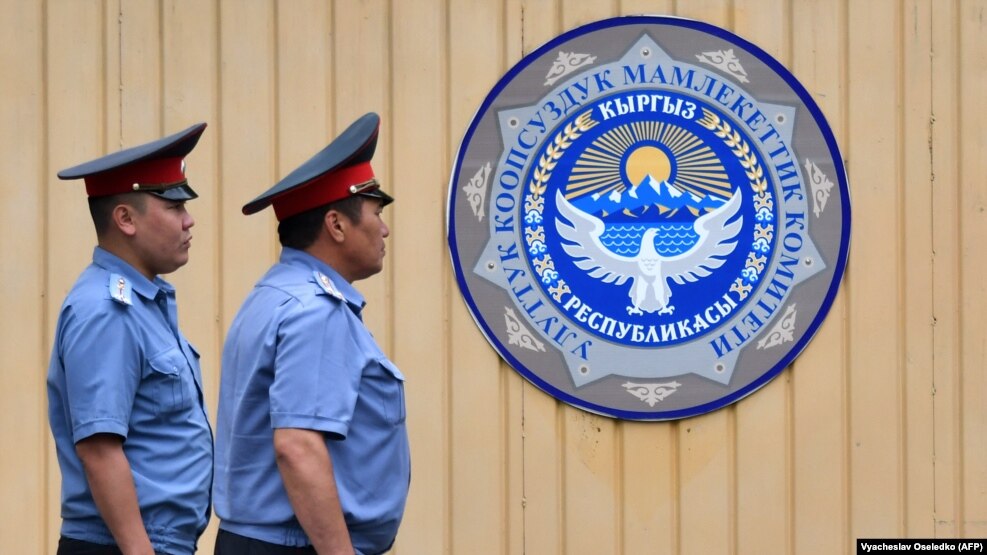 Сотрудники правоохранительных органов Киргизии у здания Государственного комитета национальной безопасности, где проходило заседание по делу Атамбаева. Бишкек, 16 августа 2019