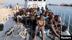 مهاجران آفریقایی با عبور از صحرای آفریقای خود را به لیبی می‌رسانند تا از آنجا از طریق دریای مدیترانه خود را به ایتالیا بروند.