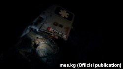 Кырсыкка кабылган "Тез жардам" автоунаасы.