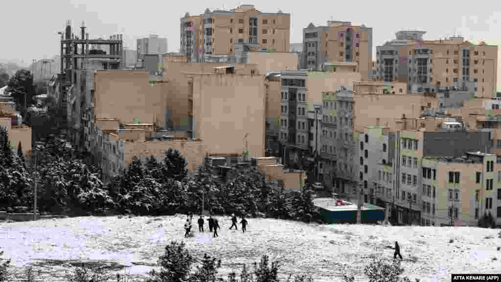 Dječaci se igraju na snijegu u jednom predgrađu Teherana 20. januara.Fotografije poput ove, koje su objavili fotografi s akreditacijom za rad u Iranu, naglašavaju povratak u normalan život nakon nasilja proteklih dana. Međutim, izvori su 17. januara za Radio Fardu (Iranski servis RSE) rekli da je Teheran praktično pod vanrednim stanjem, uz nasumična zaustavljanja građana i provjeru njihovih telefona zbog mogućih veza s protestima.