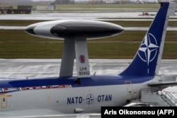 Обтічник радіолокаційної антени над фюзеляжем літака E-3A системи AWACS