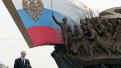 Путин и памятник