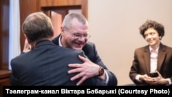Віктар Бабарыка пасьля прыбыцьця ў Нямеччыну. Абдымкі зь міністрам замежных спраў Нямеччыны. На тле сястра Марыі Калесьнікавай Тацяна Хоміч. Бэрлін, 20 сьнежня 2025