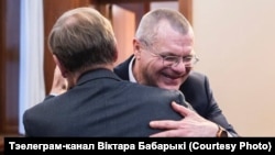 Міністар замежных справаў Нямеччыны Ёган Вадэфульф (са сьпіны) і Віктар Бабарыка