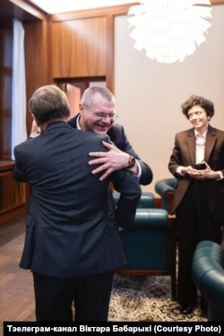 Віктар Бабарыка і міністар замежных справаў Нямеччыны Ёхан Вадэфульф, Тацяна Хоміч, сястра Марыі Калесьнікавай.