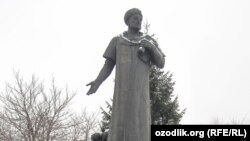 Russia/Uzbekistan - Uzbek diaspora laid flowers to the monument of uzbek poet Alisher Navoi in Moscow honor of the 573th birthday, 9 February 2014.