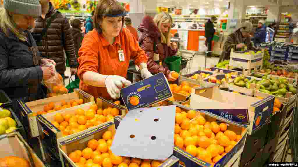 Belarus - New Year Eve's shopping in Minsk, 31Dec2015