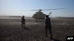 Амэрыканскія салдаты побач з расейскім верталётам Мі-17 у Афганістане. Амэрыканцы купляюць для афганскага войска расейскае ўзбраеньне.