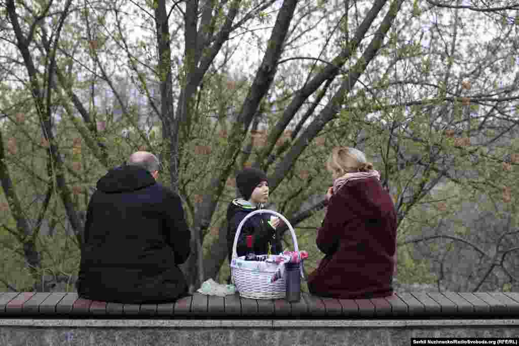 Дехто з освяченою їжею в кошику біжить додому, а дехто смакує одразу просто на вулиці на лавці...Великдень. Київ, 12 квітня 2026 року