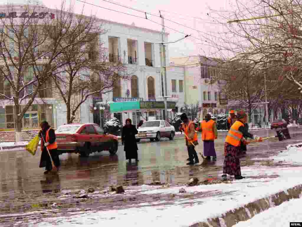 Gyş paslynda köçeleri arassalýan işgärler