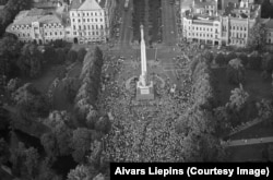 Crowds in central Riga, the midpoint of the human chain.