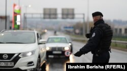 Një pjesëtar i Policisë së Kosovës gjatë pandemisë. 