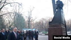 La o ceremonie la statuia lui Eminescu