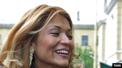 Элизабет Бэнкс бейнеде жалаңаш